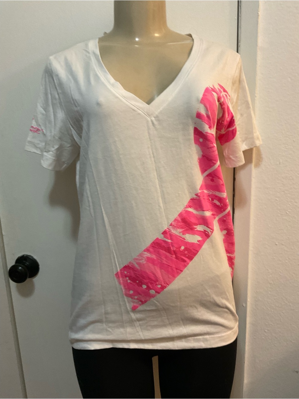Under Armour women’s White v-neck pink ribbon cancer Tee size M